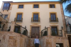 Fachada de la casa señorial con sus proprietarios