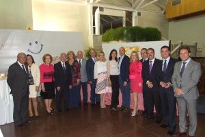 José María Rossell y su esposa, María del Mar Agüero, junto a representantes institucionales que han asistido al acto.