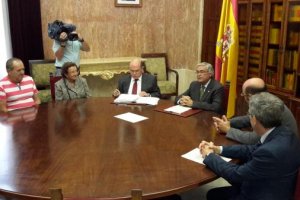 Dos de los propietarios de El Tagarete junto al notario y representantes de Subdelegación