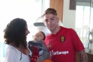 El jugador del Mallorca con el pequeño.