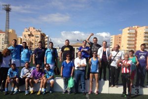 El delegado Alfredo Valdivia entre los premios del Tiki taka.