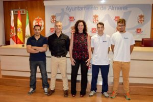 La concejala María Vázquez con los medallistas.