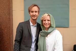 Los protagonistas de la serie posan para LA VOZ: Lars Brygmann e Iben Hjejle.