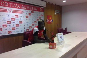 Mohammed Fatau atendiendo a los medios.