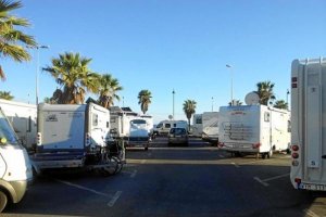 Autocaravanas aparcadas en la zona de Playa Serena.