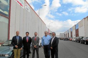 Autoridades durante la visita al polígono industrial. 