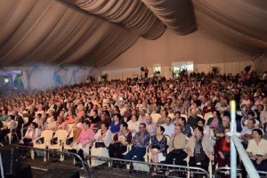 Asistentes al concierto de copla durante la feria.