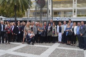 Asistentes al encuentro en Salou con miembros de Somos Albojenses y el alcalde.