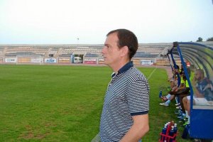 Alberto González mira el horizonte celeste.