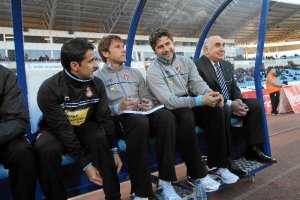 El banquillo del Espanyol en la temporada 2010-11 con Joan Carrillo.