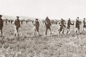 Hombres del General Wilson haciendo trabajos de campo en Palomares en enero días después del accidente.
