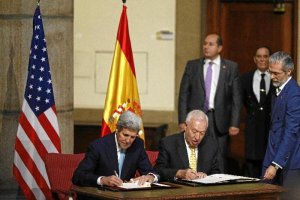 Kerry y Margallo durante la firma, ayer, del documento en la sede del Ministerio de Exteriores. 