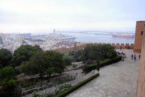 Primer recinto de la Alcazaba, que acogerá hoy y mañana el rodaje de la serie.