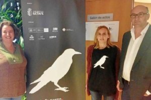 Noemí Trujillo, editora de Playa de Ákaba, junto a dos de los almerienses participantes.