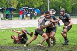 Los almerienses dieron la cara sobre el barro.