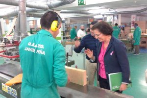 La delegada territorial Gracia Fernández visita el Javier Peña.