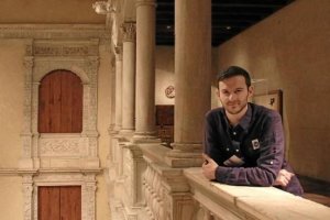 Ismael Motos, autor de la investigación, en el patio del Castillo de Vélez Blanco en el MET.