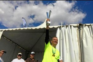 Miguel Ángel Martín Cara levanta la Copa.