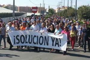 Cabecera de la manifestación con el alcalde a la cabeza