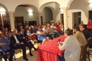 Francisco Manuel Sánchez, presentando a Fernando Murciano, imaginero; y Francisco Verdugo, tallista