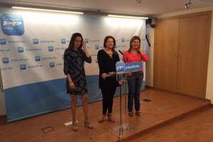 Las parlamentarias andaluzas del PP de Almería ayer en la sede del PP.