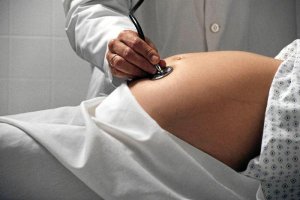 Una mujer  embarazada en una revisión médica. 