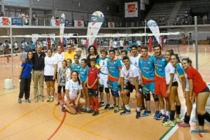 La concejala de deportes, Mar Vázquez, con los jugadores.