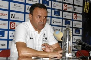 José María Salmerón hace líder al UCAM.
