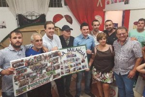 Intercambio de obsequios entre aficionados en la noche del sábado.