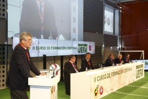 Ángel María Villar toma el mando de la UEFA.