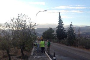 EL alcalde supervisando los trabajos de acerado.