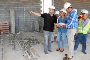 Eloísa Cabrera visita en Las Marinas las obras del centro deportivo. 