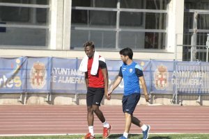 Jonathan Zongo con el fisioterapeuta Fran Simón.