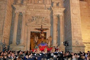 Cristo de la Escucha a la salida de la Catedral de Almería.