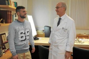 El doctor Ripoll junto al delantero Rodri.