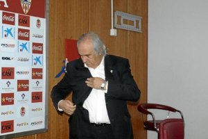 Algo busca el peresidente del Almería en su bolsillo.