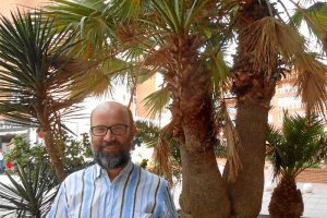 García Iborra, siempre con un libro bajo el brazo, tras la entrevista con LA VOZ. 