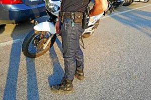 El agente muestra el pantalón