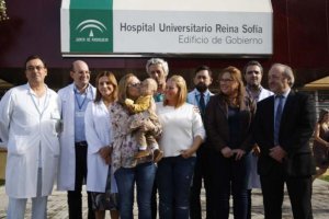 El pequeño Juan José Alonso, entre su abuela y su madre, y rodeado del equipo médico del Reina Sofía.