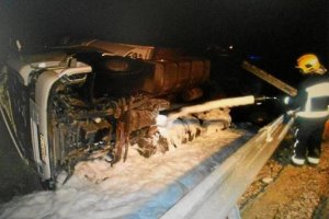 Los bomberos controlaron con espuma el gasoil vertido tras el accidente.