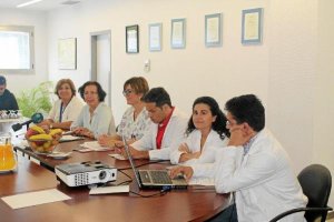 Gracia Fernández,  segunda por la izquierda, durante la presentación de los datos. 