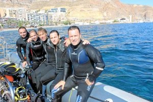 Buceadores voluntarios participaron en la jornada.