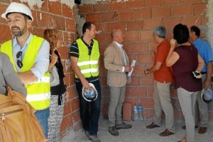 Visita de Joaquín Jiménez a las obras de rehabilitación de El Puche Norte