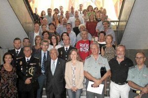 Foto de familia de los representantes de los centros educativos y fuerzas de seguridad en Subdelegación