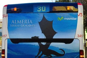  Un autobús de Almería con la publicidad de ‘Juego de Tronos’. (Foto: @cineenserie)