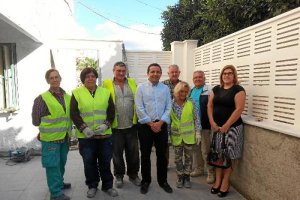 Casquet, con trabajadores del PFEA, en su visita a Olula del Río.