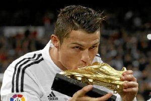 Cristiano Ronaldo besa la bota de oro.