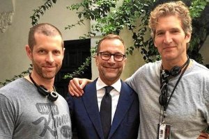 James Costos, entre D. B. Weiss y David Benioff. (Foto: @jamescostos)
