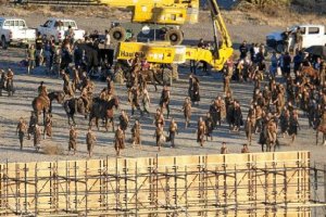 Rodaje de la serie en los decorados de El Chorrillo. En el centro, la actriz Emily Clarke, quien da vida a Daenerys Targaryen.
