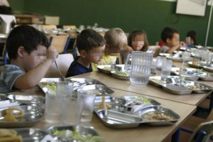 Niños comen en uno de los centros escolares de la provincia de Almería.